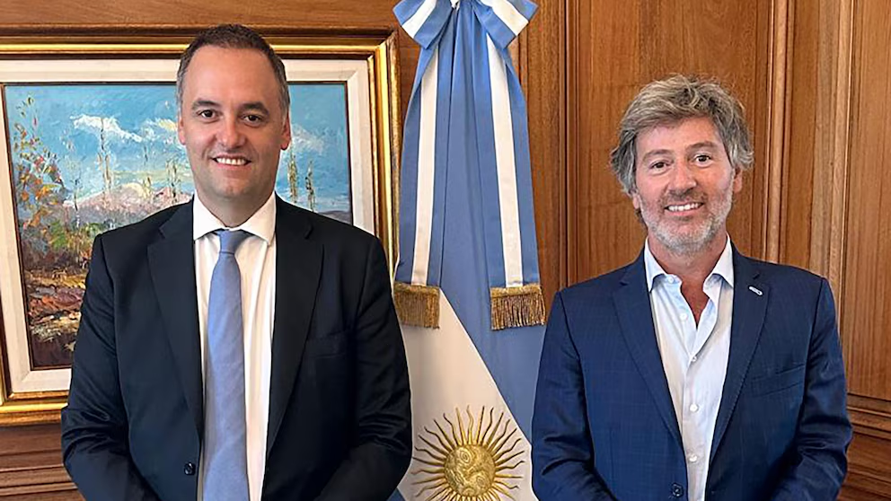Tras la renuncia de Mariano Cúneo Libarona, Juan Bautista Mahiques asume este jueves como nuevo ministro de Justicia de la Nación. Repasa todos los detalles del acto de jura. 