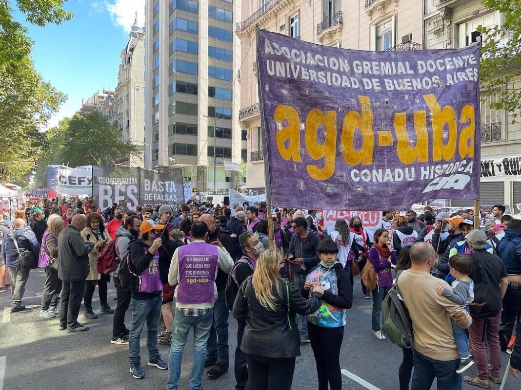 Docentes universitarios de la UBA anunciaron un paro por tiempo indefinido para exigir el cumplimiento de la Ley de Financiamiento Universitario.