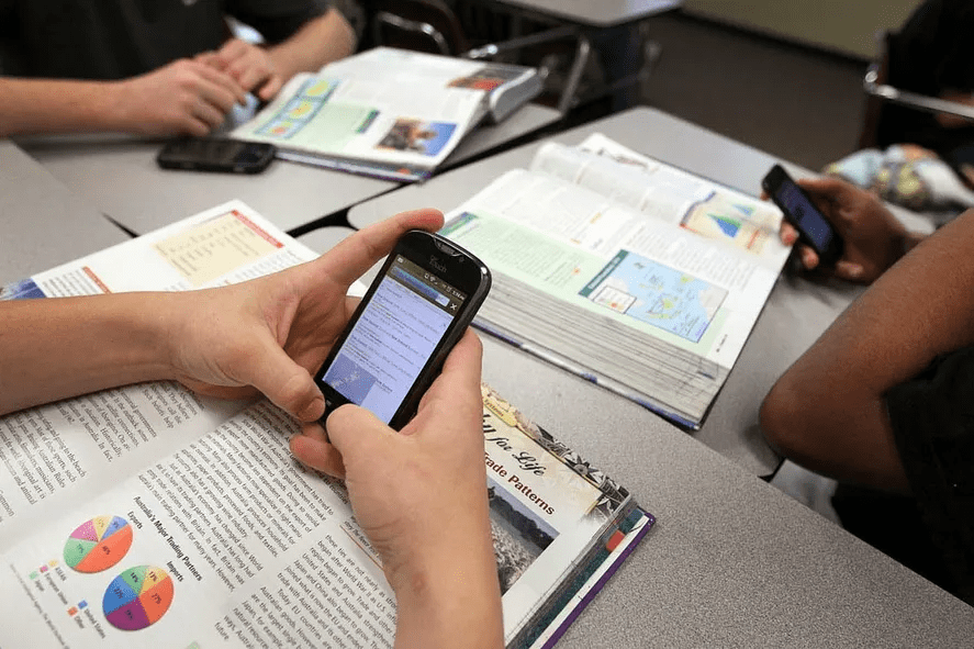 
Con consenso de todos los bloques, la Legislatura bonaerense sancionó una ley que regula el uso de celulares en las aulas de la provincia de Buenos Aires. 