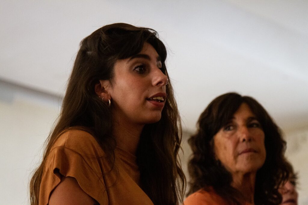 En 2024, la senadora bonaerense Amira Curi ya había presentado una iniciativa para crear una comisión de Género y Diversidad en la Cámara alta, en el marco de un debate que aún continúa abierto.