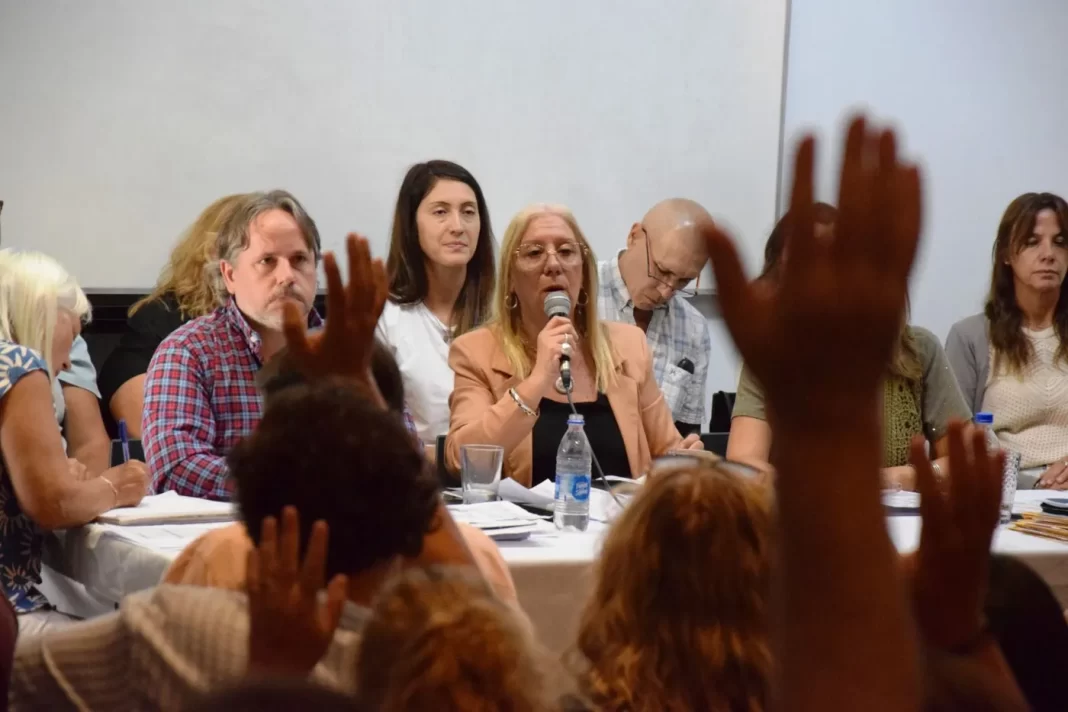 Los gremios de FEB y SUTEBA, que nuclean a una importante porción de docentes bonaerenses aceptó el 7,5% de aumento salarial que propuso la Provincia.