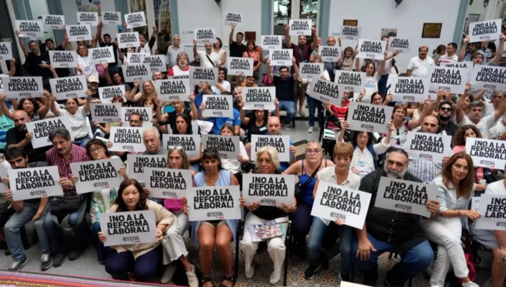 
Este lunes, docentes nucleados en ATE y SUTEBA convocaron un paro en el marco del Día Internacional de la Mujer y la lucha que encabezan los gremios contra la reforma laboral. 