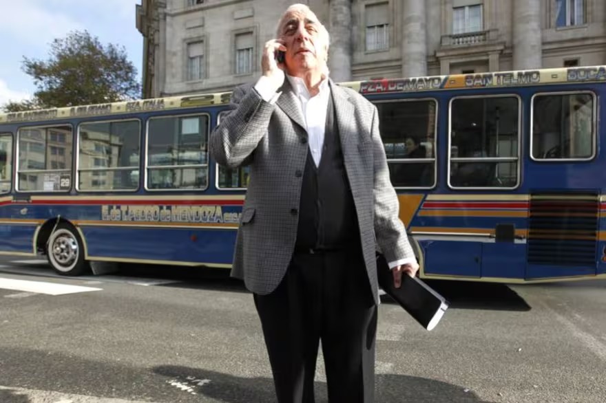 El titular de la UTA, Roberto Fernández, defendió el paro del transporte y cuestionó la pauta inflacionaria utilizada por el Gobierno en la negociación salarial.