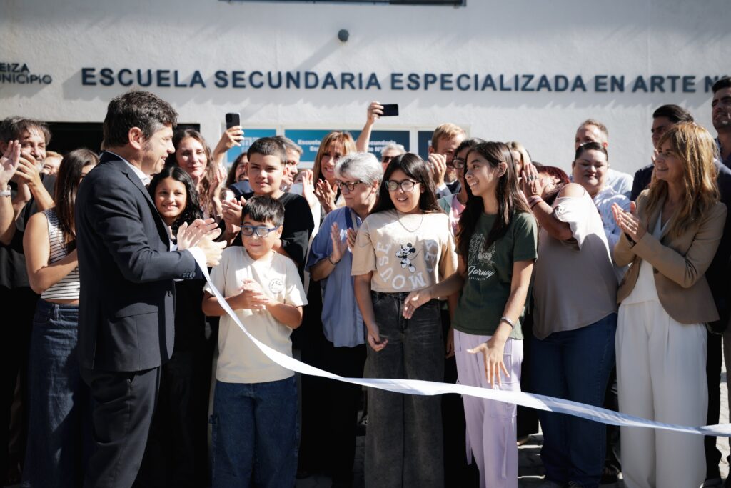 El gobernador Axel Kicillof afirmó que es la primera vez en la provincia de Buenos Aires que se inauguran seis escuelas en un día.