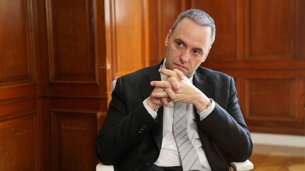 Adorni defendió el viaje de su esposa Bettina Angeletti a Nueva York con la comitiva presidencial y negó que haya generado gastos para el Estado.