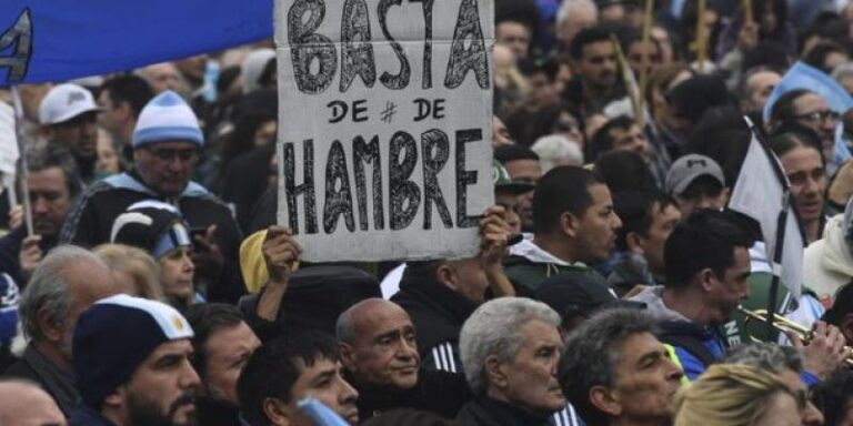 El estudio de la UCA reveló que muchos trabajadores reducen porciones, reemplazan alimentos o saltean comidas por razones económicas.
