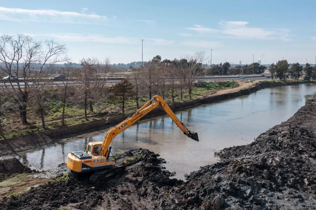 El senador bonaerense de LLA, Matías de Urraza, cruzó a Axel Kicillof y Daniela Vilar por las obras cloacales para las ciudades de La Plata, Berisso y Ensenada.