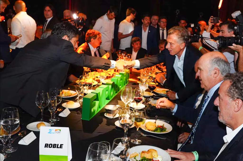 Axel Kicillof destacó la importancia del diálogo con el sector agroindustrial y compartió la cena de de la Expoagro con Mauricio Macri y Sebastián Pareja.