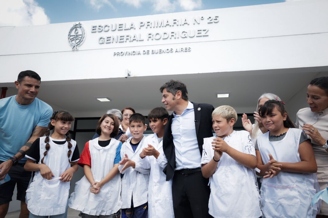 El gobernador de la provincia de Buenos Aires, Axel Kicllof, volvió este miércoles a inaugurar nuevos edificios educativos en el Conurbano bonaerense.