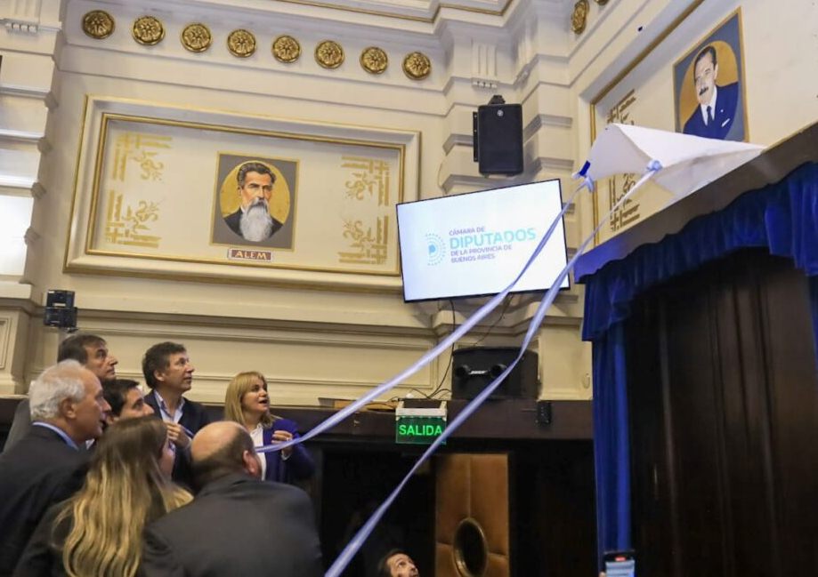 Así fue la entronización de Raúl Alfonsín en la Cámara de Diputados de la provincia de Buenos Aires.