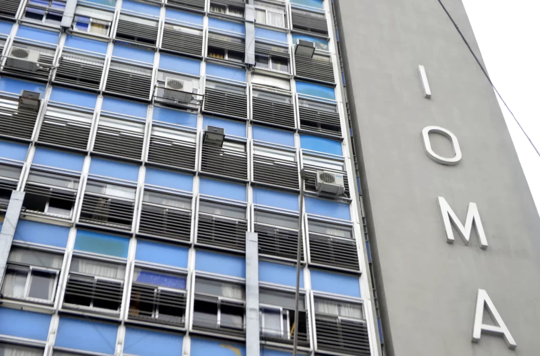 Una seccional del Colegio de Psicólogos bonaerense anunció la suspensión de atención a pacientes de IOMA y abrió un nuevo foco de conflicto con la obra social.