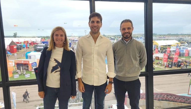 El diputado bonaerense del PRO, Martín Endere, junto al intendente de San Nicolás, Santiago Passaglia, y la senadora de HECHOS, María Emilia Subiza.