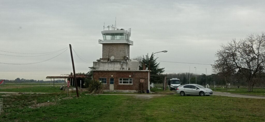 Actualmente, el aeropuerto de La Plata solo tiene una pista de aterrizaje activa y está lejos de albergar vuelos comerciales.