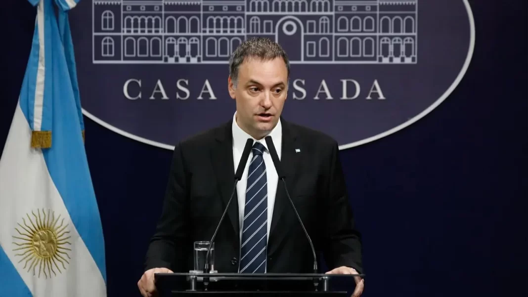 La diputada bonaerense de UxP, Ayelén Rasquetti, apuntó con ironía al jefe de Gabinete, Manuel Adorni, por el viaje de su esposa a EEUU con la comitiva presidencial.
