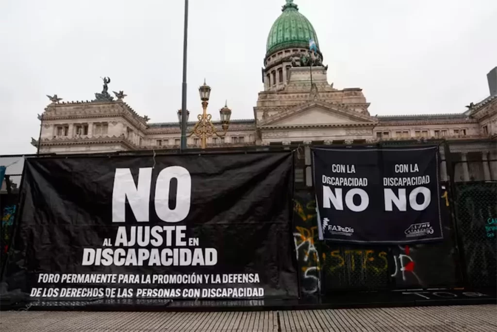 Las escuelas, los centros terapéuticos y los hogares nucleados en el Foro Permanente para la Promoción y la Defensa de los Derechos de las Personas con Discapacidad acuden a tres días completos de paro por la falta de pago de PAMI e Incluir Salud. 