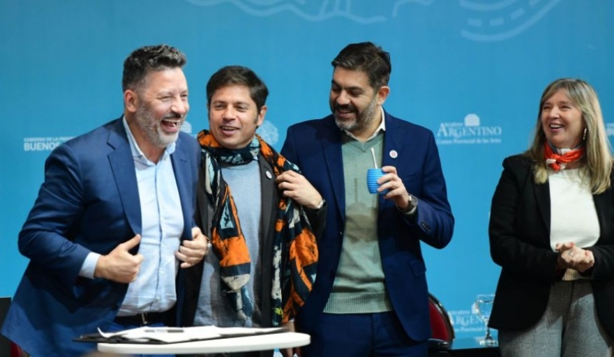El intendente de Merlo, Gustavo Menéndez, junto al gobernador Axel Kicillof, a quien apoyó ante una eventual candidatura presidencial.