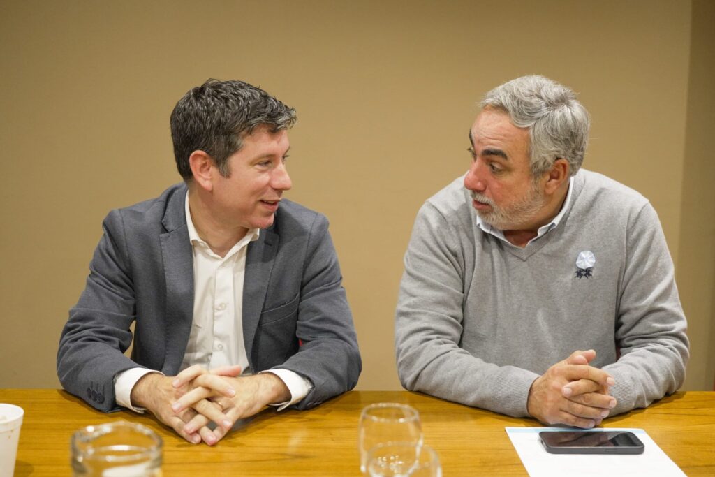 
Maximiliano Abad, Pablo Domenichini, Daniel Salvador y Gustavo Posse convocaron a Miguel Fernández a crear una lista unidad de la UCR bonaerense en la que convivan todos los espacios. 