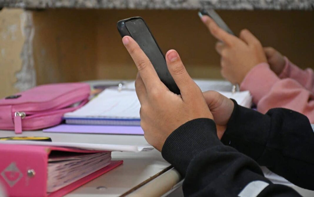 El senador, Carlos Kikuchi, volvió a impulsar un proyecto de ley que busca restringir el uso de celulares en las secundarias bonaerenses.