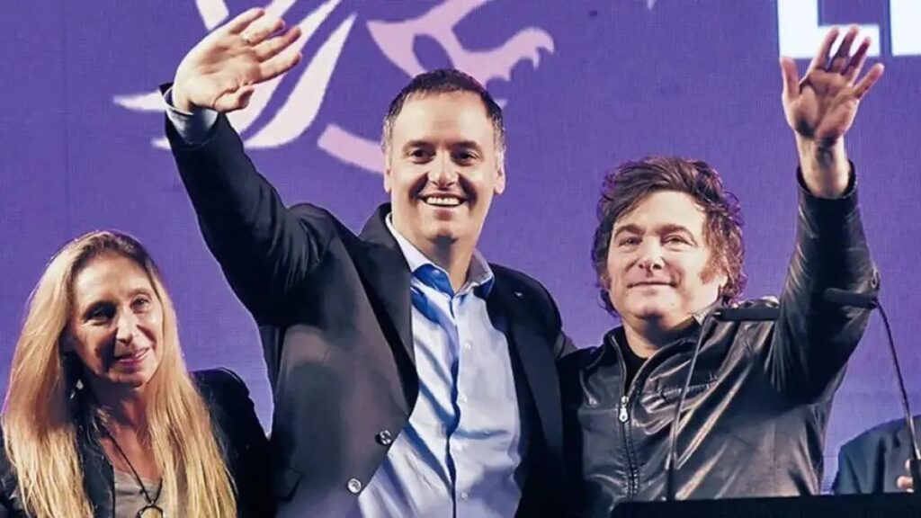 El presidente Javier Milei junto funcionarios del Gobierno salió a respaldar al jefe de Gabinete, Manuel Adorni, en medio del escándalo por la presencia de su esposa en un viaje oficial.