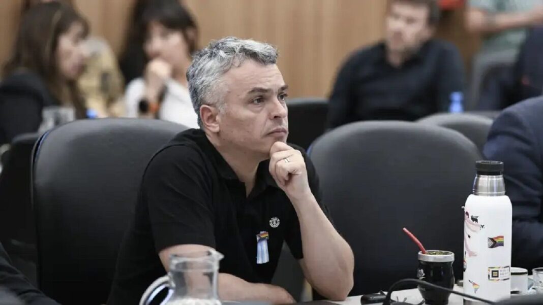 El diputado Esteban Paulón pidió informes al Gobierno sobre el vuelo oficial y los gastos del viaje en el que participó la esposa de Manuel Adorni.