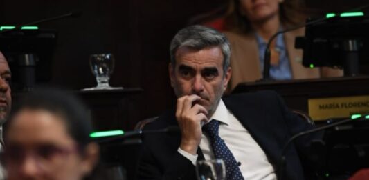 El senador bonaerense de LLA, Matías De Urraza, respaldó los proyectos para eliminar tasas municipales y anticipó que el bloque trabaja en una iniciativa para reducir la presión impositiva en la provincia.