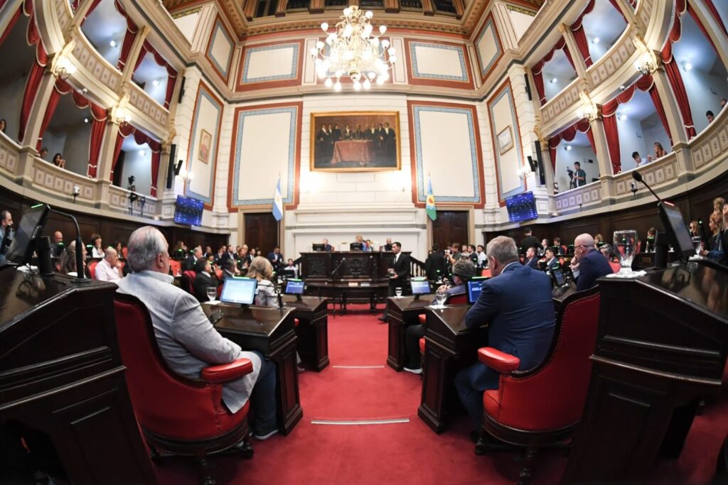 Tras el proyecto para eliminar tasas presentado en los Concejos Deliberantes, LLA apura una iniciativa en la Legislatura para "reducir la presión tributaria" en la Provincia.