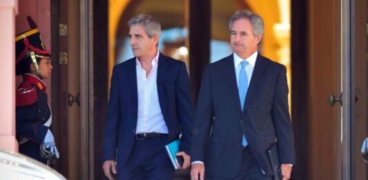 Con cuestionamientos al "ataque político" de la oposición, el ministro de Economía, Luis Caputo, indicó que la inflación perforará el piso del 1%. “Si no es agosto, será septiembre u octubre”, afirmó.