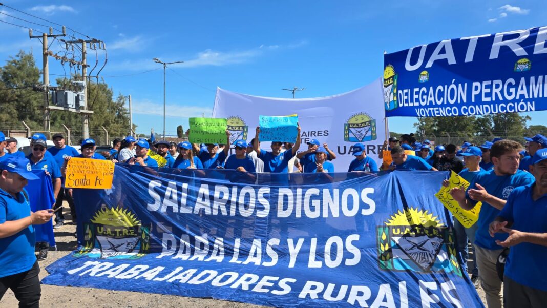 Luego de que la paritaria del peón rural pasara a un nuevo cuarto intermedio, dirigentes de UATRE efectuaron una protesta en Expoagro.