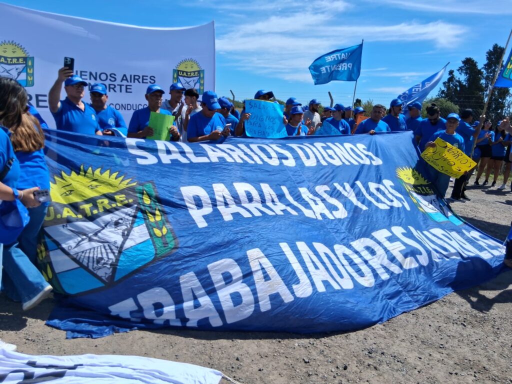 Trabajadores y dirigentes de UATRE de todo el país se manifestaron en Expoagro por salarios y contra el impacto de la reforma laboral.