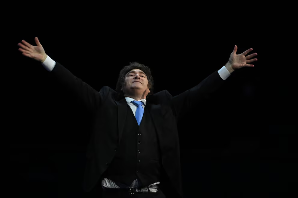 En el marco del Foro Económico de Madrid, el presidente Javier Milei volvió a cargar contra Paolo Rocca y Javier Madanes Quintanilla, a quienes calificó de “prebendarios extorsionadores”.