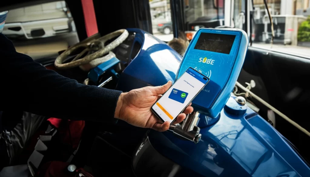 
El Gobierno nacional aplicó un nuevo aumento en el boleto de colectivo de las líneas que conectan los municipios del Conurbano bonaerense con CABA. 