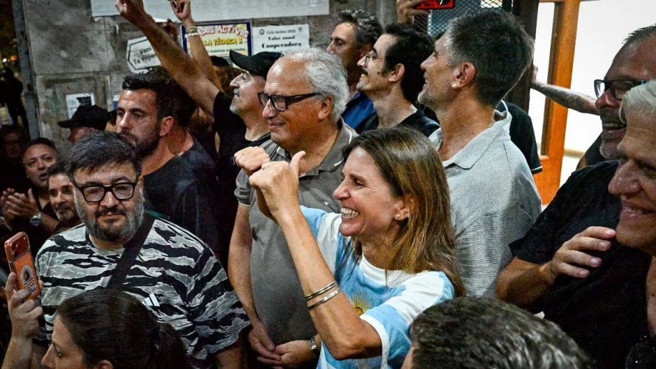 
Fernanda Raverta celebró el triunfo de la lista encabezada por Di Bartolo en Mar del Plata. 