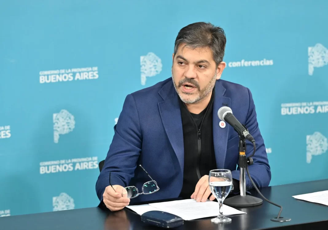 Carlos Bianco volvió a diferenciarse del Gobierno nacional con críticas al viaje de Manuel Adorni a Nueva York y el anuncio de obras en municipios bonaerenses.