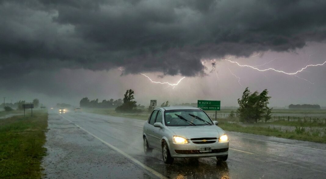 Tras la alerta naranja emitida por el SMN, varios municipios bonaerenses suspendieron las clases por las fuertes tormentas que acechan a la región.
