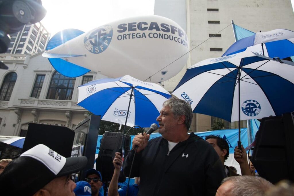 Al igual que Alonso, el SECASFPI cuestionó el plan de retiros voluntarios que ofrece el Gobierno a los trabajadores de la ANSES y acusó a la administración libertaria de "apretar a los trabajadores".