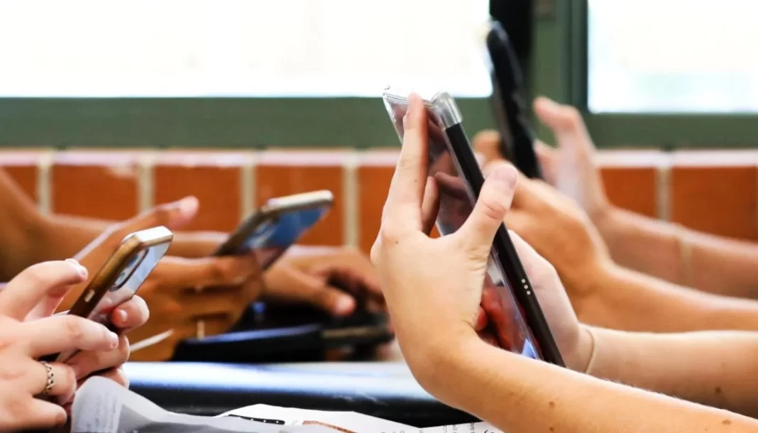 El diputado bonaerense, Fabian Luayza, impulsó proyectos para promover la educación digital y prevenir ciberdelitos contra niños y adolescentes.