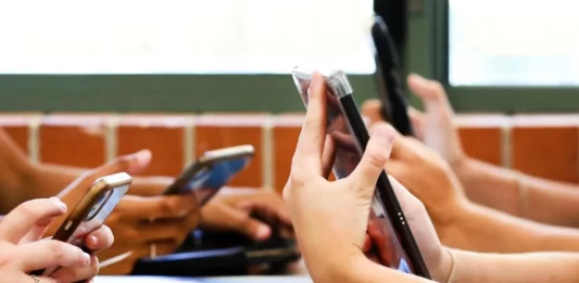 El diputado bonaerense, Fabian Luayza, impulsó proyectos para promover la educación digital y prevenir ciberdelitos contra niños y adolescentes.