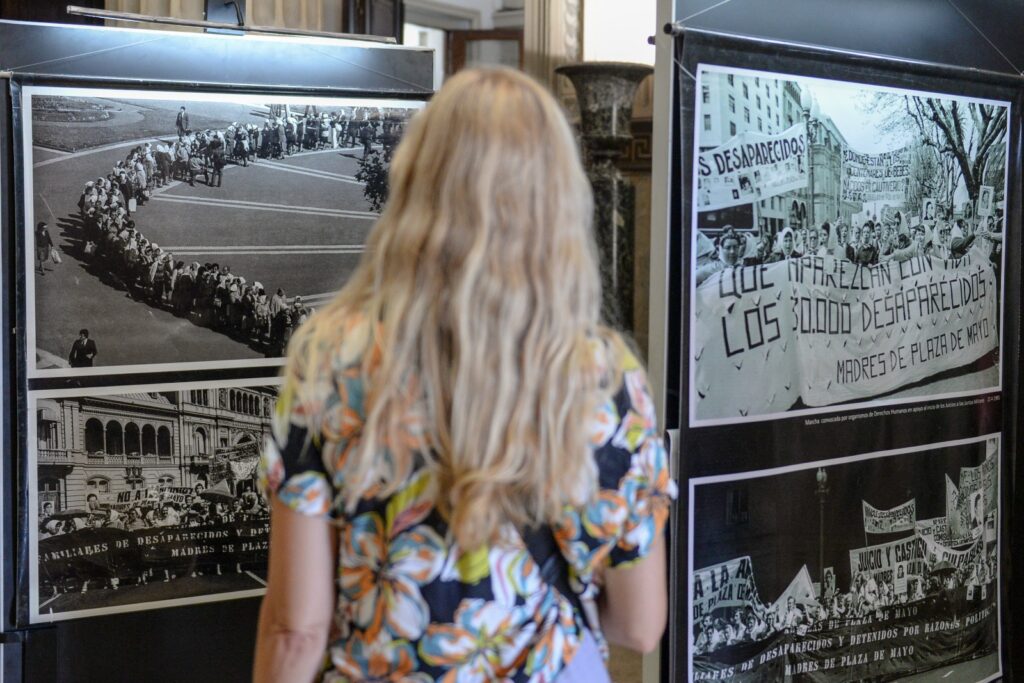 La muestra fotográfica en el Senado bonaerense por el Mes de la Memoria permanecerá abierta hasta el 27 de marzo.