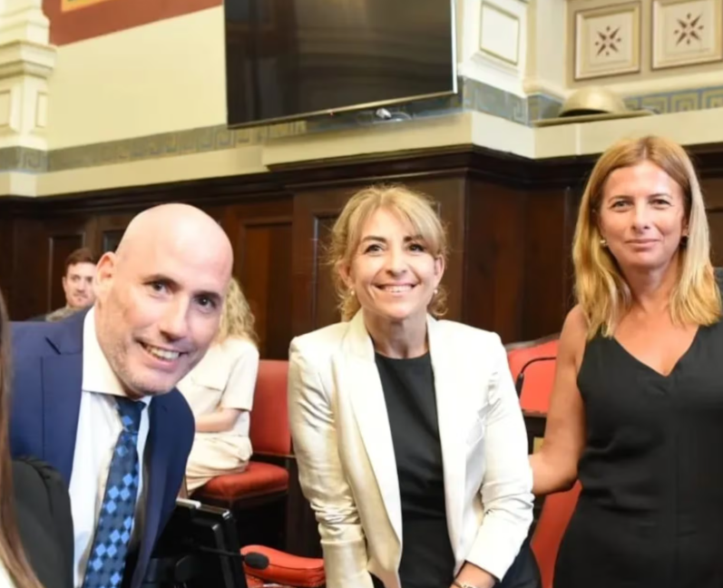 Los senadores de la bancada Hechos - UCR Identidad presentaron un proyecto de ley para bloquear celulares en las cárceles.