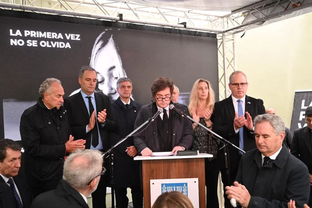 En el marco del acto de conmemoración por el 34° Aniversario del Atentado a la Embajada de Israel, el presidente Javier Milei volvió a ratificar su alineamiento a Estados Unidos.