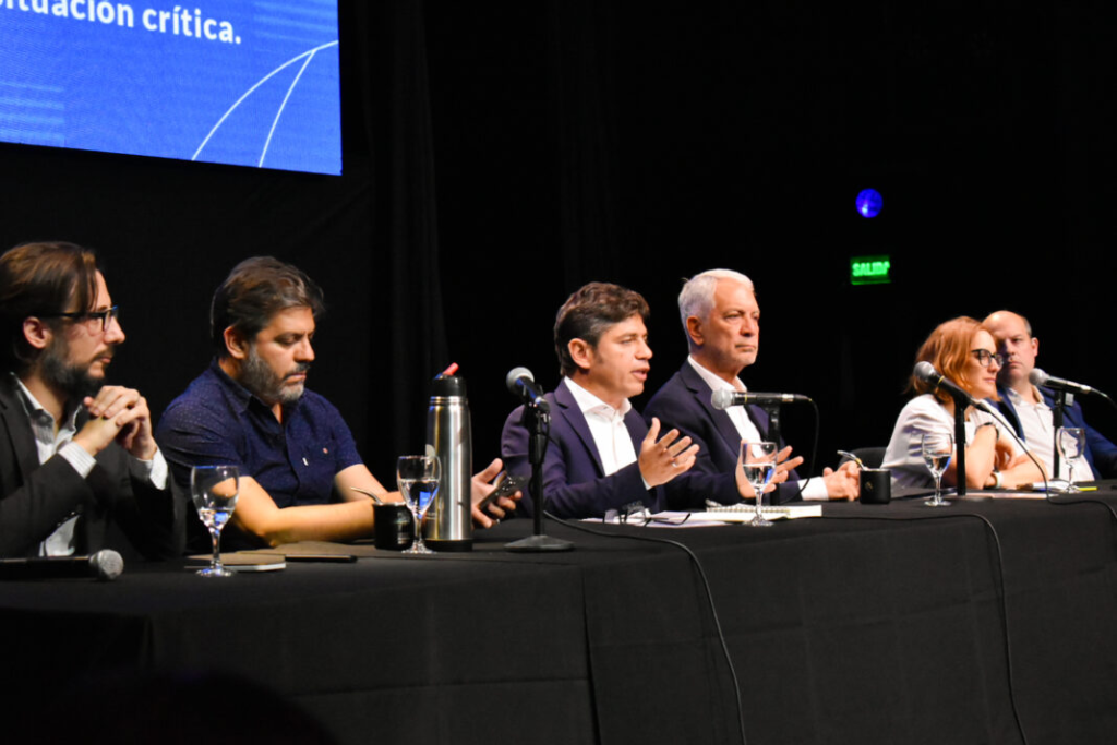 El gobernador bonaerense, Axel Kicillof, lanzó su think tank con un documento que apuntó contra “las 10 mentiras” de Milei.