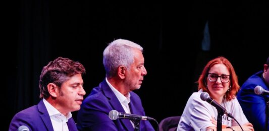 El gobernador bonaerense, Axel Kicillof, lanzó este martes su think tank con un documento que apuntó contra “las 10 mentiras” del Gobierno nacional, a cargo de Javier Milei.