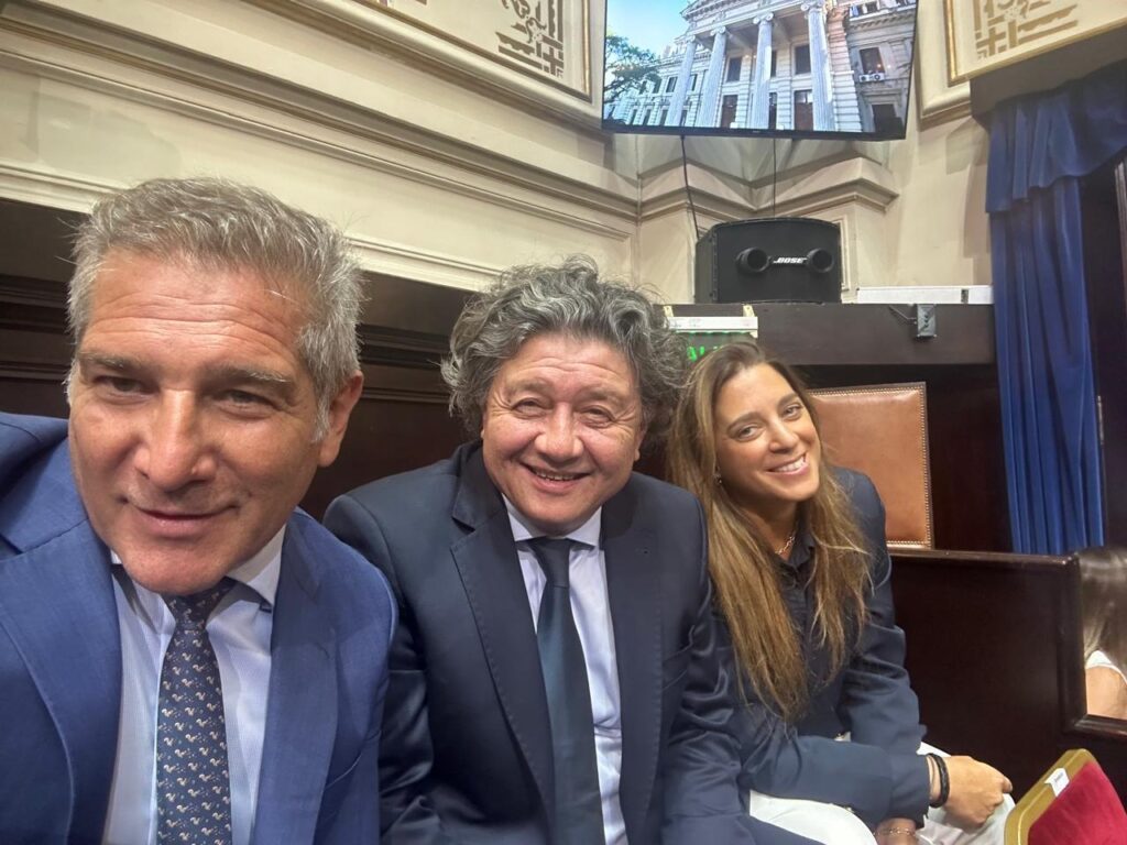 Pichetto y Monzó desembarcan en la Legislatura bonaerense para reunirse con libertarios dialoguistas, en medio de debates sobre la estrategia electoral.