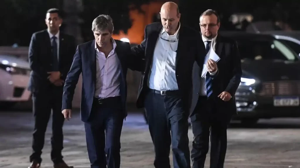 
Con las firmas de Mario Lugones y Luis Caputo, y el aval de Federico Sturzenegger, el Gobierno desreguló el sistema de patentes de medicamentos en Argentina. 