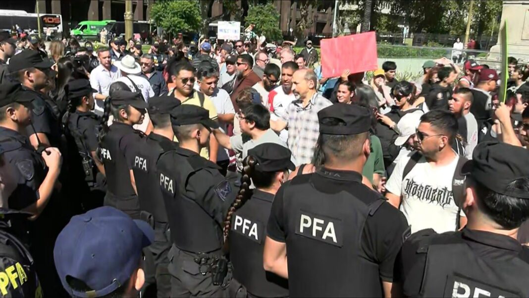 Familias y prestadores de discapacidad protestaron en Casa Rosada por pagos atrasados y denunciaron incidentes, tras la intervención policial