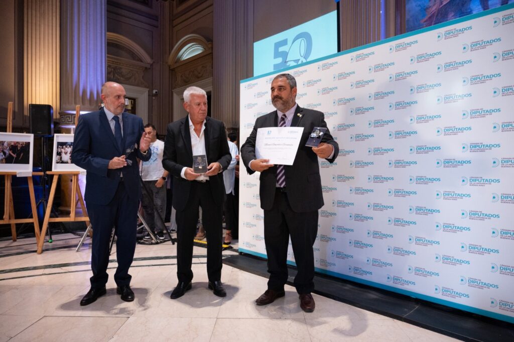 Diputados bonaerense: los legisladores Alejandro Dichiara, Alexis Guerrera y Juan Malpeli encabezaron la entrega de la distinción "Azucena Villaflor".