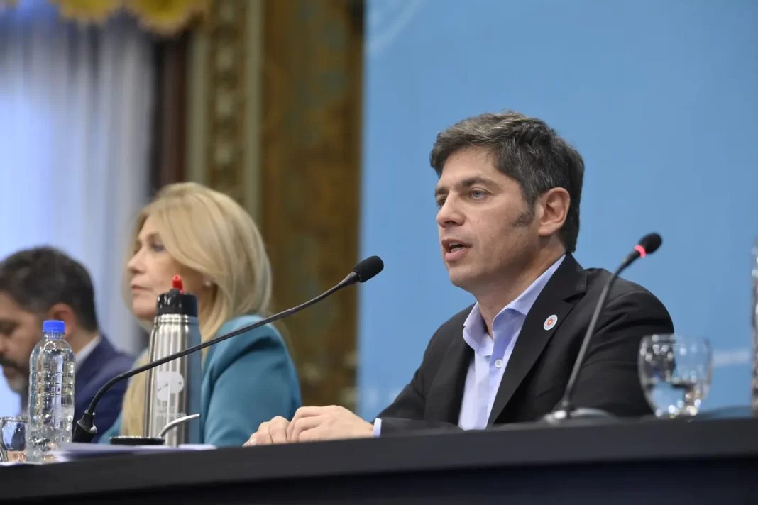 El senador, Carlos Kikuchi, propone fijar un tope al gasto en publicidad oficial de Axel Kicillof y vincularlo a la inversión en infraestructura educativa.