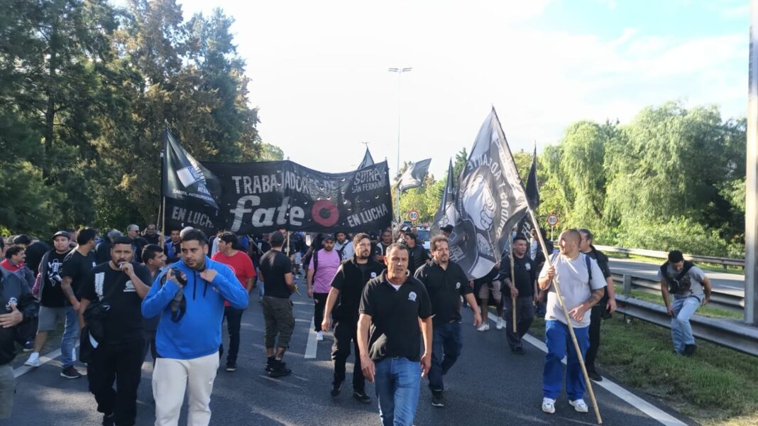 Trabajadores de FATE concentran este jueves frente a la Legislatura bonaerense para presionar por la aprobación de una ley que sostenga la continuidad de la fábrica de neumáticos.