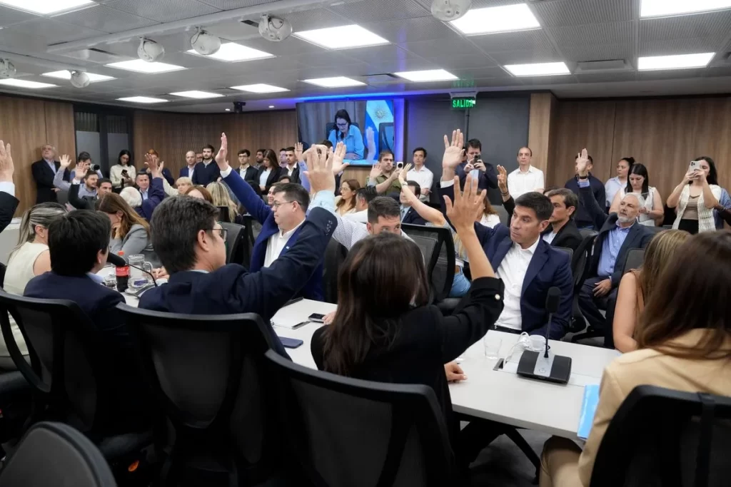 Diputados avanza con la conformación de comisiones, mientras LLA busca controlar la agenda legislativa y las presidencias clave en el Congreso.