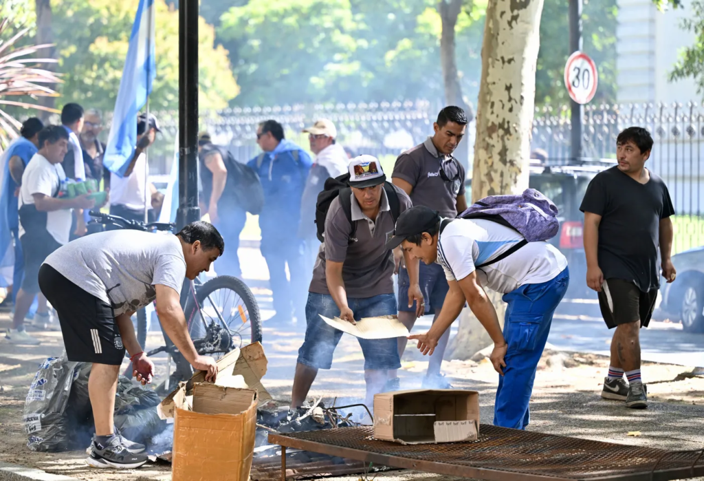 Trabajadores nucleados en el SUTNA concentraron este jueves en la Legislatura bonaerense una ley de ocupación temporaria para asegurar la continuidad de FATE. Todos los detalles.